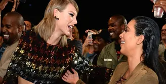 Kebahagiaan sepertinya tidak memihak Taylor Swift yang tengah bertengkar dengan Kanye West dan Kim Kardashian. Peperangan ketiga selebriti Hollywood ini kian memanas, semua publik pun terus dibuat penasaran. (Dailymail/Bintang.com)