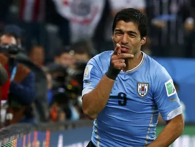 Selebrasi pemain depan Uruguay, Luis Suarez, usai merobek jala gawang Inggris di fase penyisihan Piala Dunia 2014 Grup D di Stadion Corinthians, Sao Paulo, Brasil, (20/6/2014). (REUTERS/Damir Sagolj)