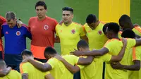 Para pemain Kolombia berdoa sebelum mengikuti sesi latihan di Stadion Spartak di Moskow, Rusia(2/7). Kolombia akan bertanding melawan Inggris pada babak 16 besar Piala Dunia 2018. (AFP Photo/Juan Mabromata)