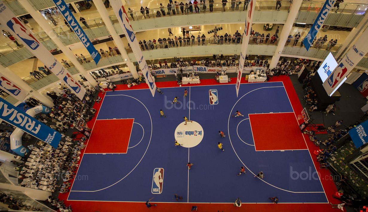 Suasana kemeriahan saat National Training Camp Junior NBA di Pluit Village, Jakarta, Minggu (10/9/2017). Sebanyak 16 pebasket terbaik akan diberangkatkan ke China untuk nonton langsung laga NBA. (Bola.com/Vitalis Yogi Trisna)