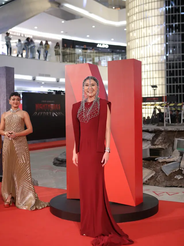 6 Adu Gaya Unik Artis di Gala Premiere Nightmares and Daydreams, Asmara Abigail Bergaun ‘Balon’ hingga Faradina Mufti dengan Gaun Bling-blin