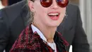 Aktris AS Amber Heard saat tiba untuk menghadiri malam pembukaan Festival Film Cannes ke-72 di Prancis (13/5/2019). Aktris 33 tahun ini mengenakan kaca mata merah, perhiasan emas, dan membawa tas rantai-tali YSL. (AFP Photo/Alberto Pizzoli)