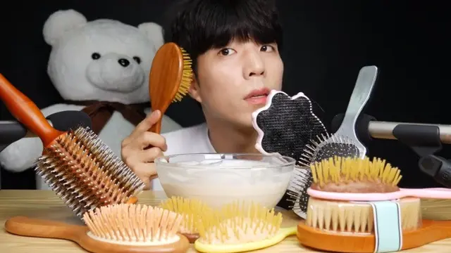 youtuber makan sisir