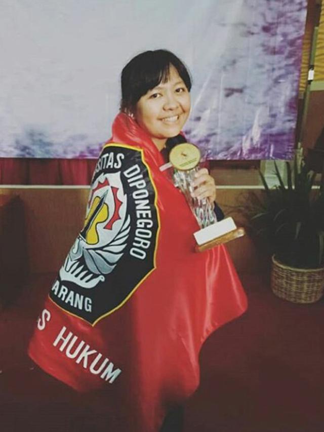 Mahasiswi Foto Pakai Jaket Ojol saat Wisuda, Kisah Perjuangan Ada di Baliknya