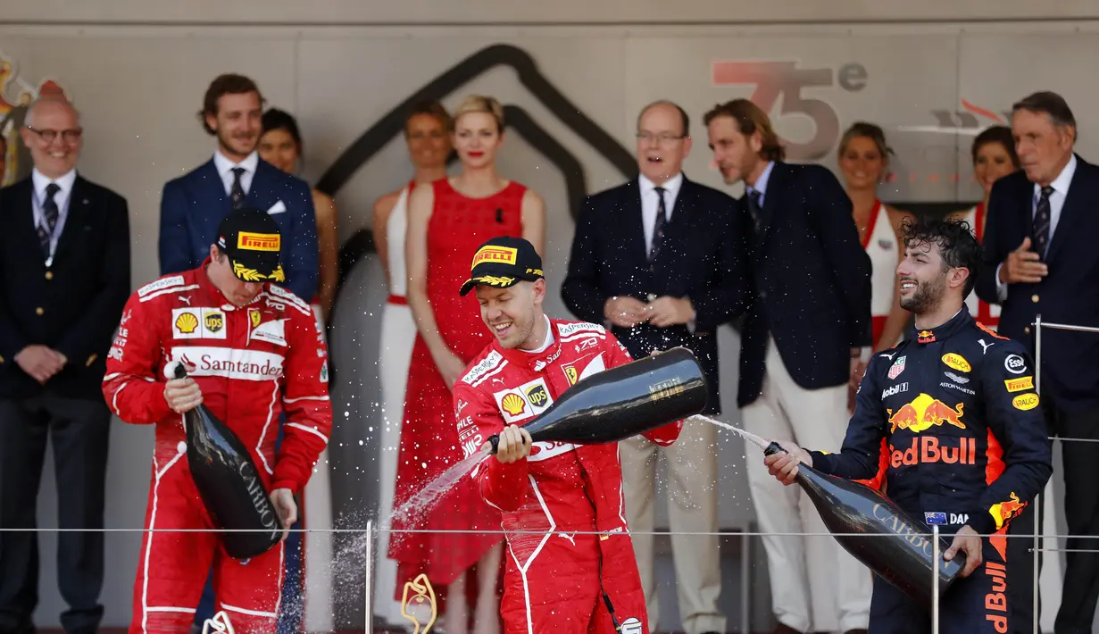 Kimi Raikkonen (kiri) tampak tidak bersemangat saat berada di podium  F1 GP Monako, (28/5/2017). (AP/Frank Augstein)