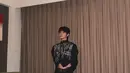 Dalam unggahan tersebut, leader of NCT 127 itu tampil tampan mengenakan batik gedog tuban warna hitam dengan aksen sulaman dan rumbai di panel bagian depan. [@taeoxo_nct]