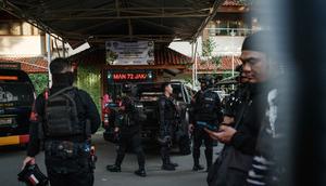 Hingga kini, pihak kepolisian terus menyelidiki penyebab ledakan di SMAN 72 Jakarta tersebut. Tampak dalam foto, petugas kepolisian dari Korps Brimob berkumpul di pintu masuk SMAN 72 Jakarta pada Jumat 7 November 2025. (YASUYOSHI CHIBA/AFP)