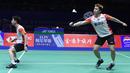 Ganda putra Indonesia, Marcus Gideon (kanan) dan Kevin Sanjaya mengembalikan kok ke arah pebulu tangkis Chinese Taipei, Lee Yang dan Wang Chi-Lin pada babak perempat final Piala Sudirman 2019 di Nanning, China, Jumat (24/5/2019). Kevin/Marcus menang dua gim langsung 21-17, 21-17. (WANG ZHAO/AFP)
