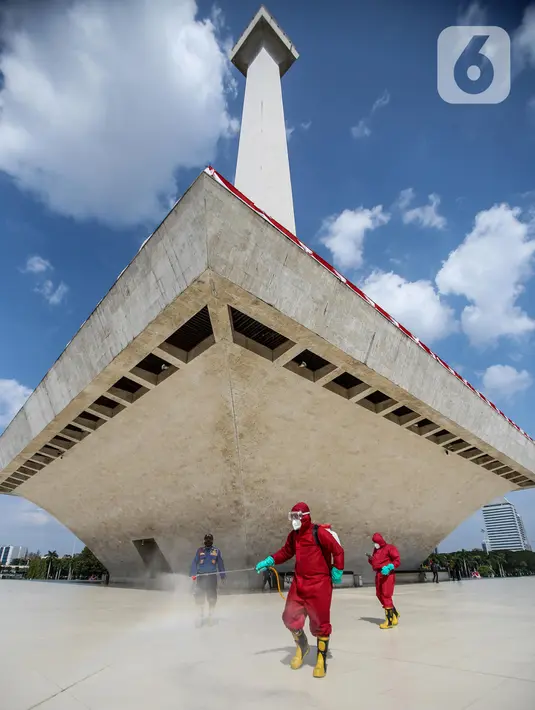 Petugas Pemadam Kebakaran menyemprotkan cairan disinfektan di lingkungan Monas, Jakarta, Rabu (17/6/2020). Penyemprotan dilakukan untuk mencegah penyebaran COVID-19 dalam rangka persiapan pembukaan kembali Monumen Nasional (Monas) pada Sabtu, 20 Juni 2020.  (Liputan6.com/Faizal Fanani)