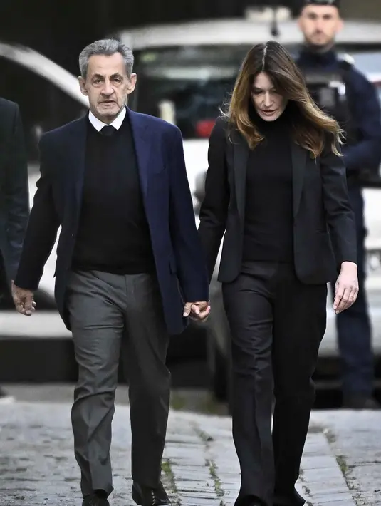 Meski telah mengajukan banding, Nicolas Sarkozy tetap ditahan selama menunggu putusan lanjutan. (JULIEN DE ROSA/AFP)