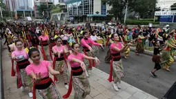 Peserta saat mengikuti flashmob tari tradisional selama acara MRT Menari di taman MRT Dukuh Atas, Jakarta, Minggu (23/12). Acara tersebut digelar dalam rangka menyambut kehadiran MRT di Jakarta. (Merdeka.com/Iqbal S Nugroho)