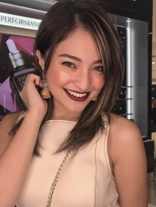 Tak hanya warna cerah, rambut sebahu Marshanda pun diwarnai cokelat dengan gaya pewarnaan highlight. @marshanda99