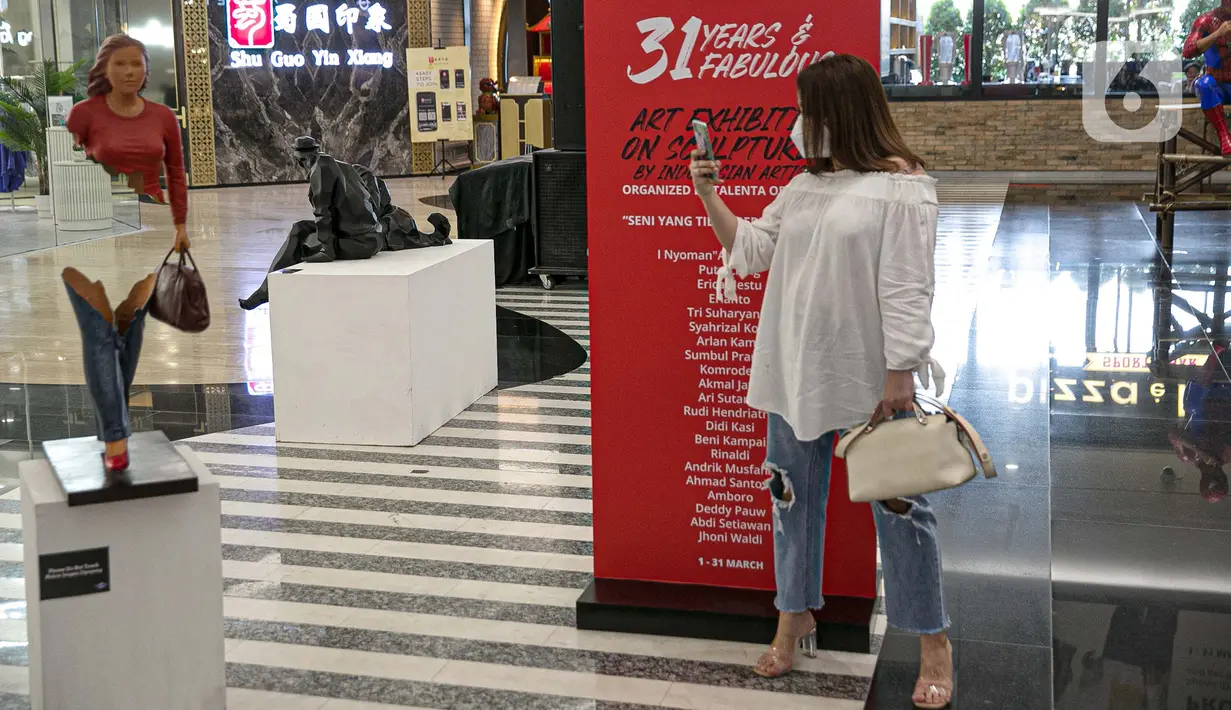 Pengunjung mengabadikan seni instalasi yang dipamerkan dalam pameran 'Seni yang Tidak Pernah Pudar' di Plaza Indonesia, Jakarta, Senin (15/3/2021). Sebanyak 43 karya dari 21 seniman tersebut merupakan rangkaian acara yang bertemakan '31 Years & Fabulous'. (Liputan6.com/Faizal Fanani)