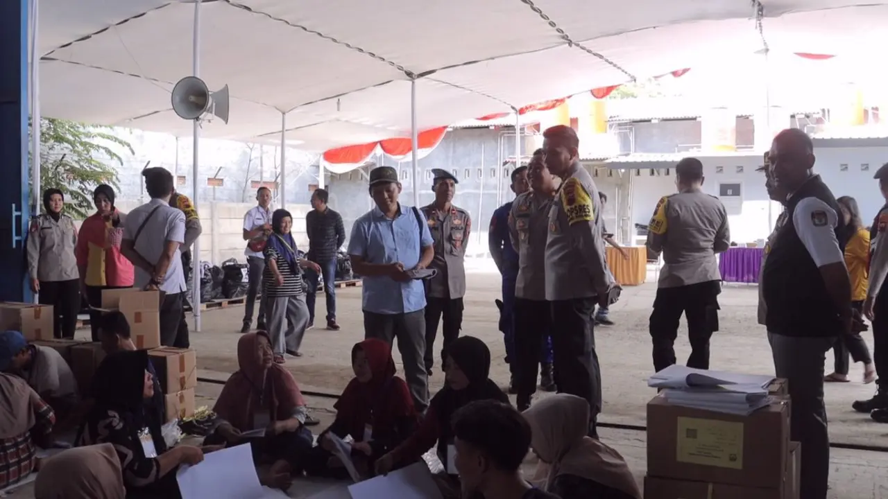 Kapolres Pemalang memantau sortir dan pelipatan surat suara di gudang KPU. (Foto: Liputan6.com/Polres Pemalang)