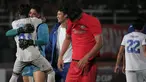 Penjaga gawang Arema FC, Adilson Maringa meluapkan kegembiraannya usai timnya meraih gelar juara Piala Presiden 2022 di Stadion Segiri, Samaringa, Minggu (17/7/2022). (Bola.com/Ikhwan Yanuar)