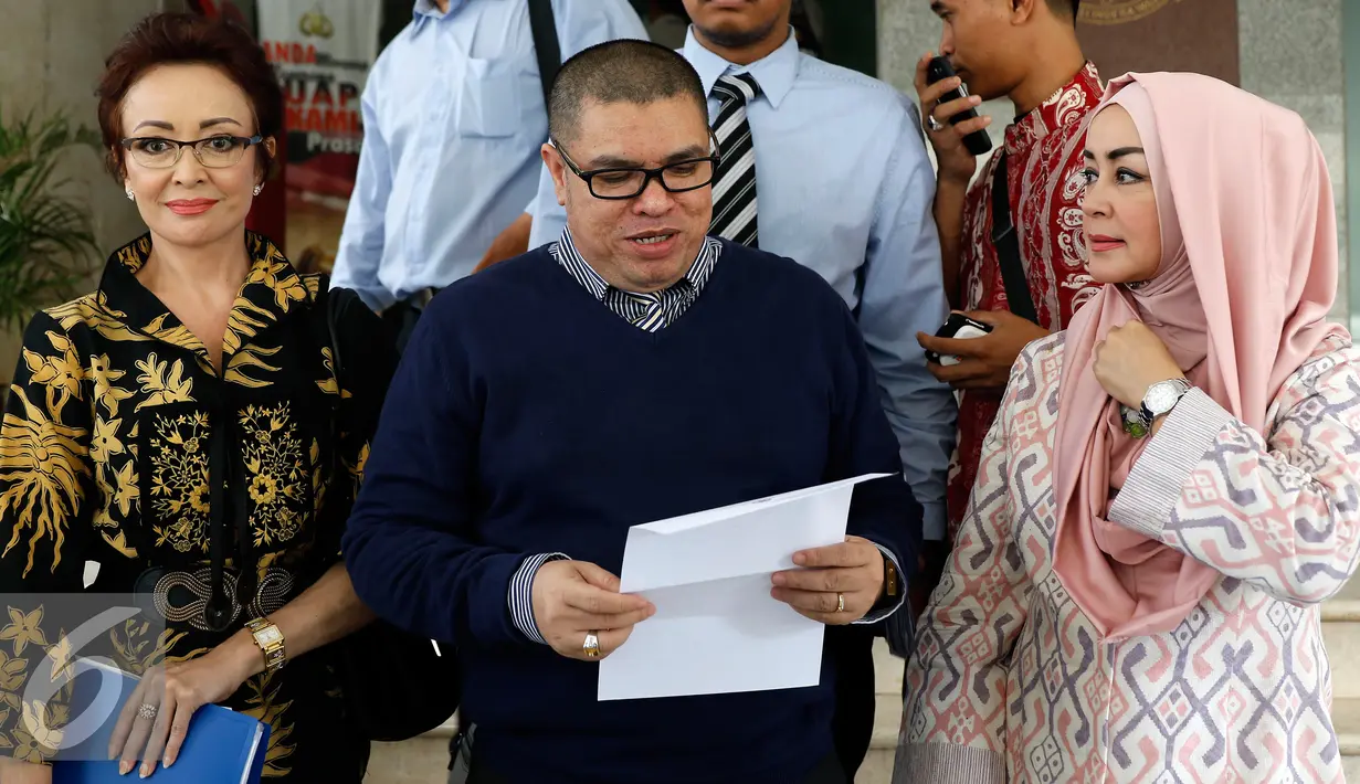 Kuasa hukum Razman Arif Nasution membacakan surat laporan kasus pencemaran nama baik yang dilakukan pesenam Roy Tobing di Bareskrim Mabes Polri, Jakarta, Senin (12/10/2015).  (Liputan6.com/Yoppy Renato)