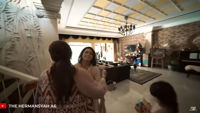 Rumah mewah Sarah Menzel (Sumber: YouTube/The Hermansyah A6)