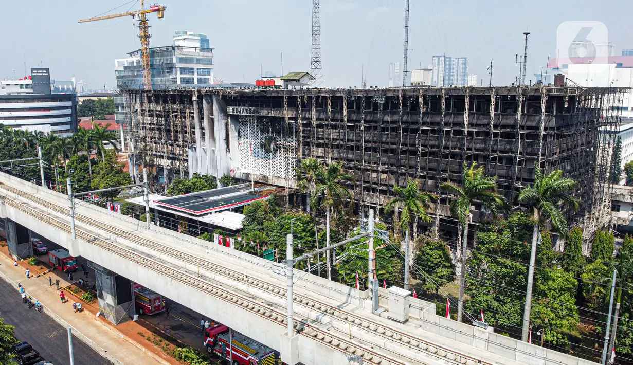 Foto udara gedung utama Gedung Kejaksaan Agung Republik Indonesia usai kebakaran hebat di Jakarta, Minggu (23/8/2020). Kebakaran selama 11 jam menyebabkan gedung utama Kejaksaan Agung, baik sayap kanan maupun kiri, hangus terbakar. (Liputan6.com/Faizal Fanani)