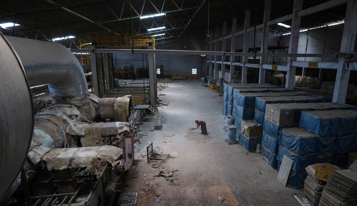 Krisis ini mengancam mata pencaharian lebih dari ratusan ribu pekerja, baik lokal maupun migran. Tampak dalam foto, seorang pekerja menyapu lantai pabrik keramik yang tutup di Morbi, negara bagian Gujarat, India, Rabu 8 April 2026. (AP Photo/Ajit Solanki)