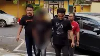 Pelaku&nbsp;KA (19) saat digelandang petugas kepolisian ke sel tahanan. (Liputan6.com/ Ahmad Adirin)