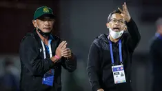 Persaingan klub-klub di putaran kedua BRI Liga 1 musim 2021/2022 semakin memanas. Para juru taktik juga dituntut untuk terus mempersembahkan hasil terbaik untuk timnya. Berikut 4 pelatih lokal yang mampu mempersembahkan hasil apik di putaran kedua BRI Liga 1. (Bola.com/Bagaskara Lazuardi)