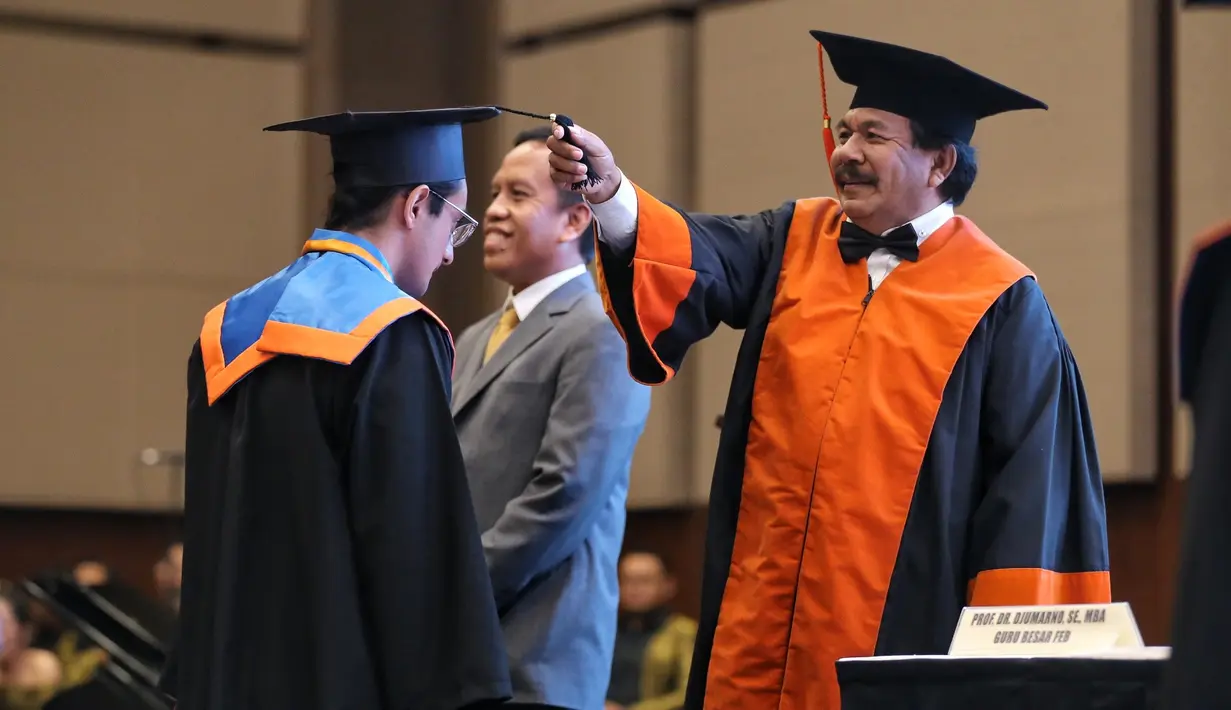 Rasa bangga diungkapkan oleh pemeran sinetron Anugerah Cinta setelah selesai wisuda. Kini resmi menyandang status Sarjana Ilmu Komunikasi, sesuai dengan apa yang ia idamkan. (Adrian Putra/Bintang.com)