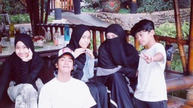 Umi Pipik bersama anak-anaknya