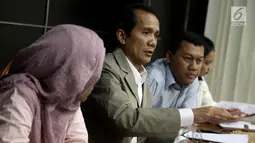 Ketua Komnas HAM Nur Kholis (kedua kiri) memberi keterangan saat menerima pengaduan dari 100 jurnalis di Jakarta, Senin (7/8). Komisi Nasional Hak Asasi Manusia rencananya akan memanggil CEO MNC Group, Hary Tanoesoedibjo. (Liputan6.com/Johan Tallo)