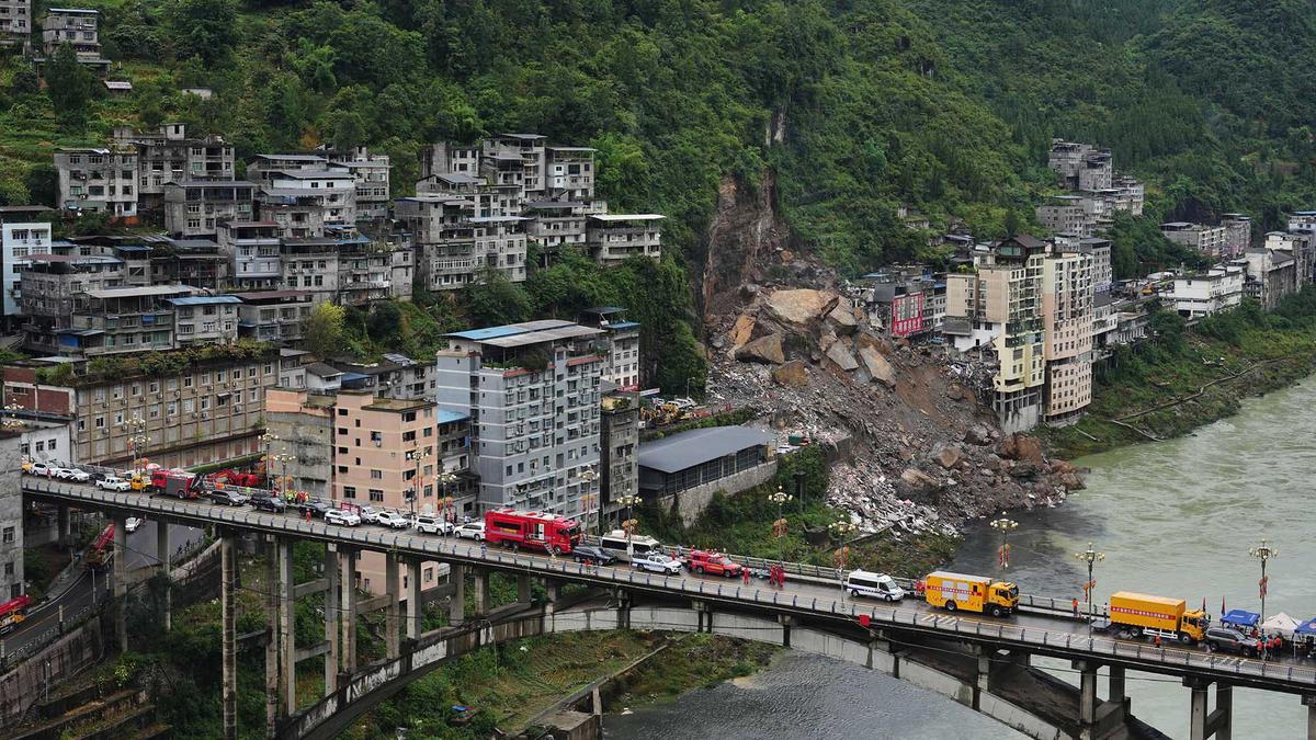 Tebing Bukit Longsor Timbun Permukiman di Chongqing, Puluhan Orang Hilang