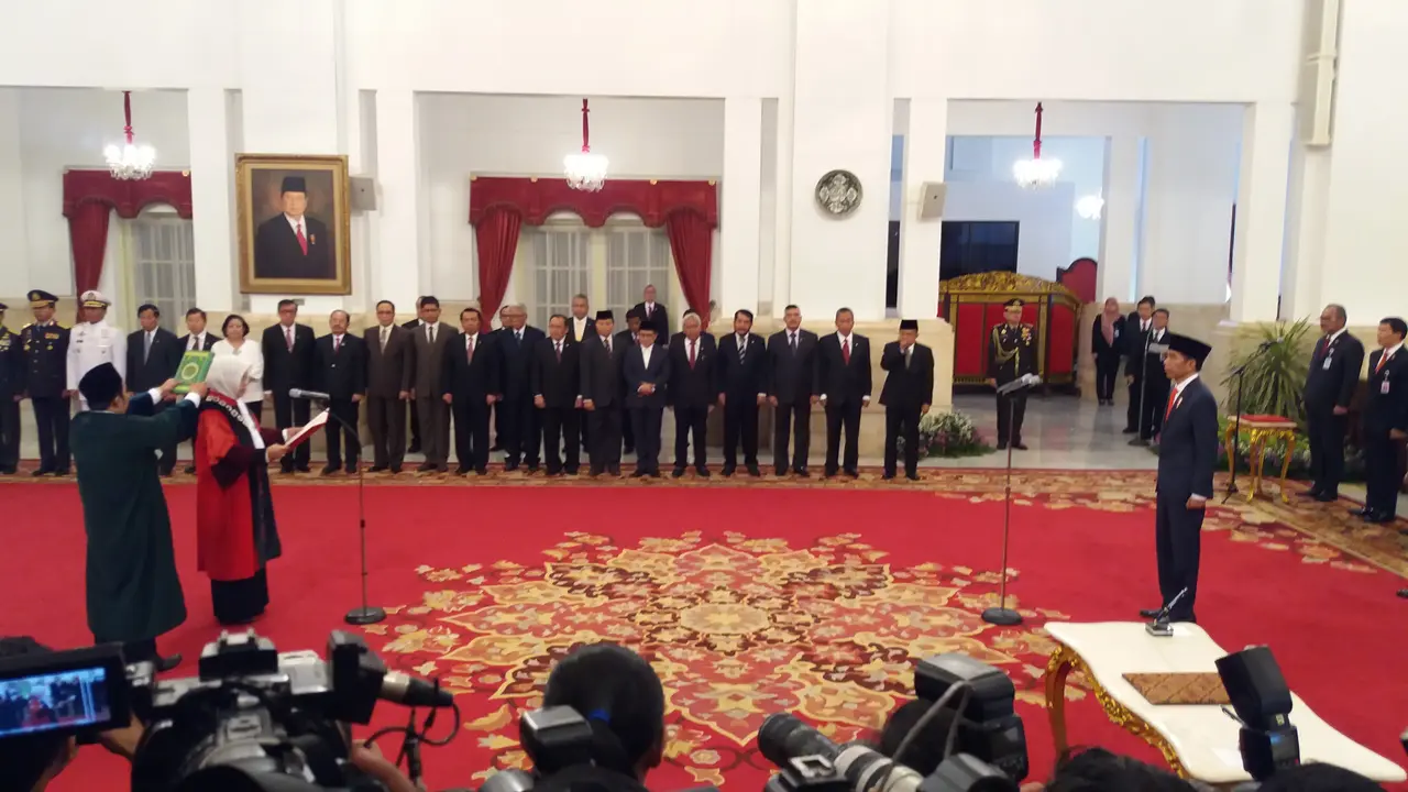 Jokowi melantik Enny Nurbaningsih sebagai hakim MK (Liputan6.com/Hanz Jimenez)