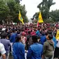 Ratusan Mahasiswa demo tolak impor beras dan minta turunkan harga beras, di depan gedung DPRD Kota Sukabumi (Liputan6.com/Fira Syahrin).