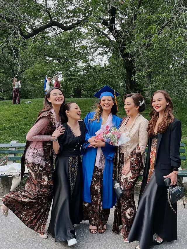 [Fimela] Aaliyah dan Zahwa Massaid