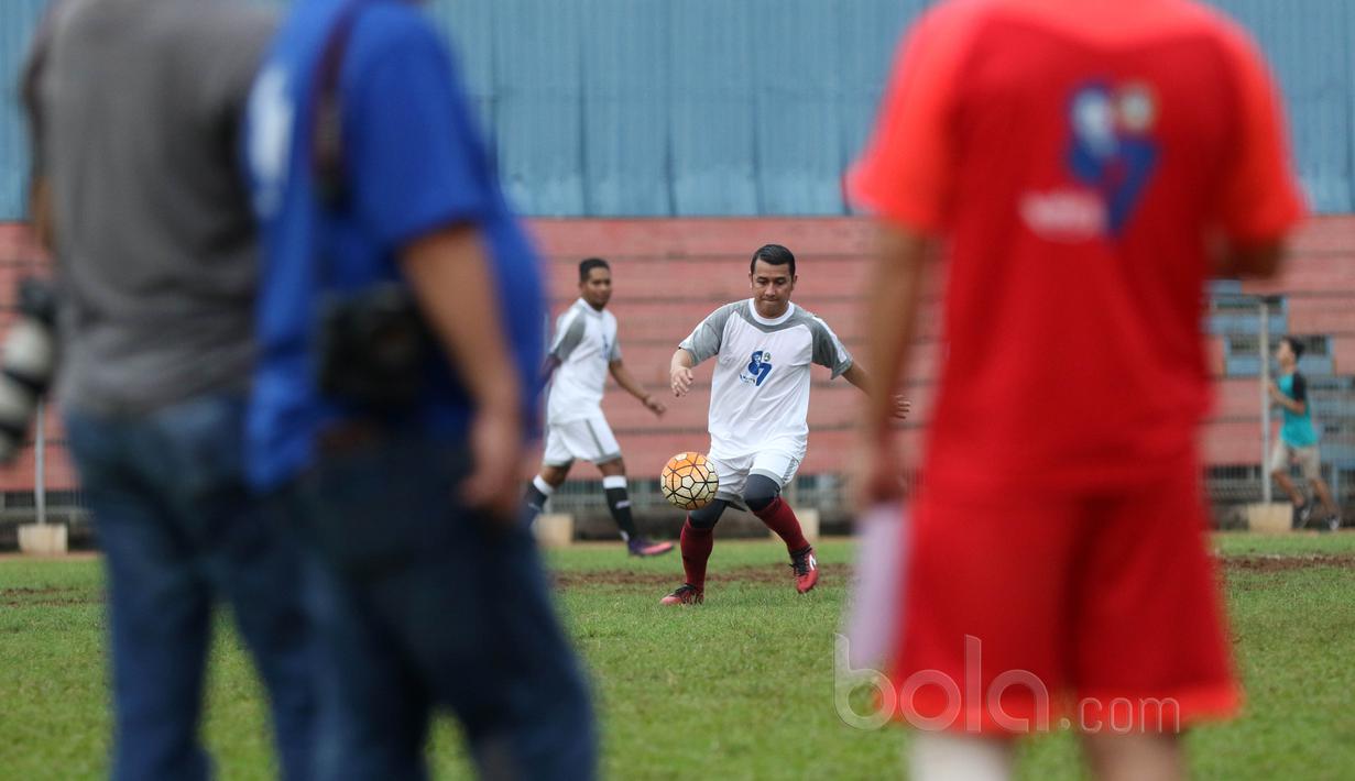 Aksi pemain PSSI Pers pada laga persahabatan di Stadion Soematri Brojonegoro, Jakarta (19/4/2017). Pertandingan ini untuk meramaikan HUT PSSI ke-87. (Bola.com/Nicklas Hanoatubun)