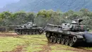 Tentara Taiwan membawa tank saat mengikuti latihan militer di Kabupaten Hualien, Taiwan timur, (30/1). Militer Taiwan memulai latihan gabungan dua hari untuk menunjukkan tekadnya untuk mempertahankan diri dari ancaman China. (AP Photo/Chiang Ying-ying)