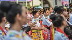 Belantara Budaya Indonesia  menggelar Parade Budaya "Beautiful Heritage of Indonesia: dalam rangka rangkaian peluncuran Stasiun LRT Revo. (Liputan6.com/Faizal Fanani)