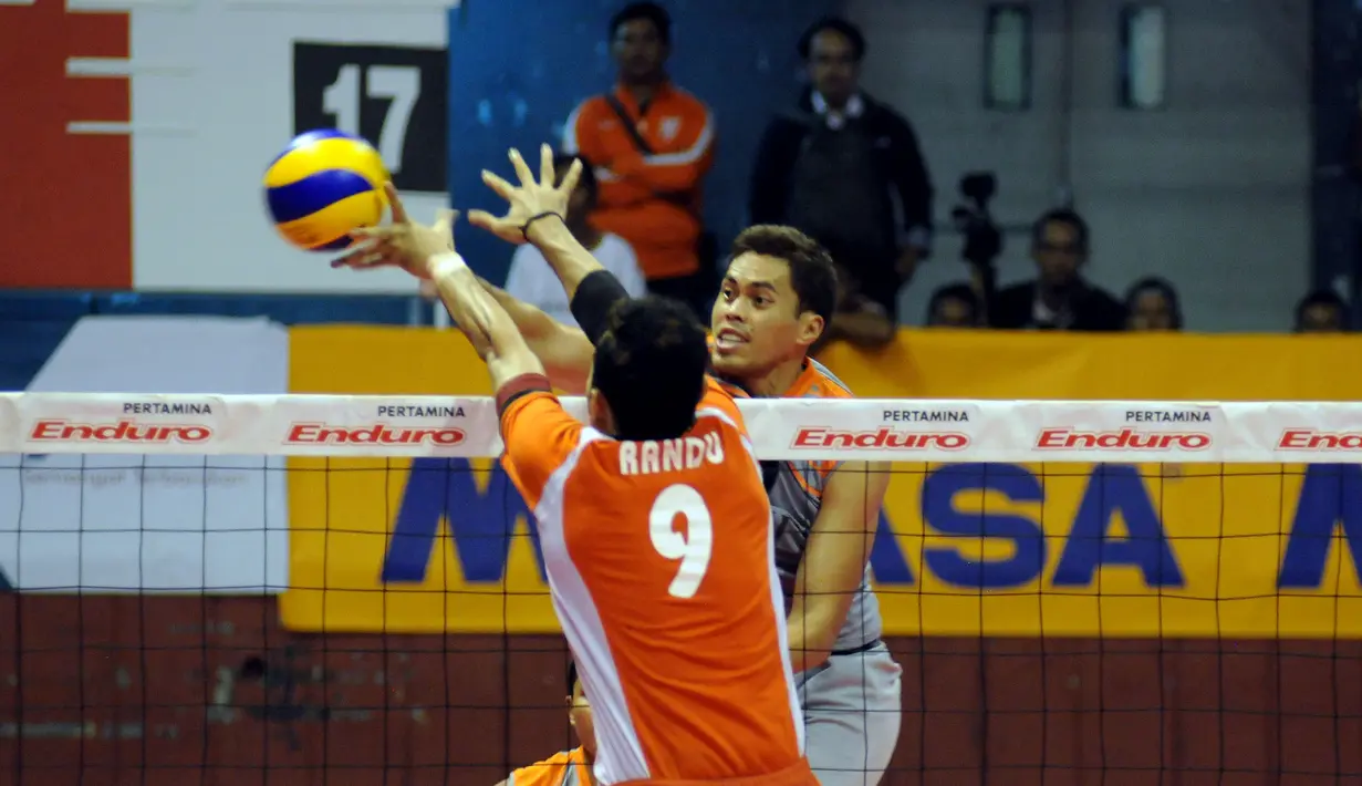 Pevoli putra Jakarta BNI 46, Vaafuti Tavana (kanan) melakukan smash saat laga lawan Surabaya Samator di Pertamina Proliga 2015 di Hall A Senayan, Jakarta, (21/3/2015). Surabaya Samator unggul 3-0 atas Jakarta BNI 46. (Liputan6.com/Helmi Fithriansyah)