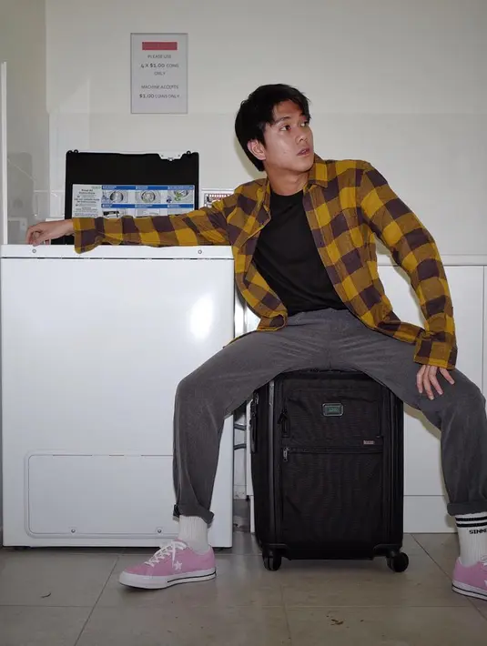 Dalam kesehariannya, Iqbaal Ramadhan gemar mengenakan pakaian kasual yang simpel seperti kemeja. Biasanya, Iqbaal bakal memadukan kemeja dengan fashion item kasual lainnya. Bahkan ia tak segan tampil dengan outfit tabrak warna.(Liputan6.com/IG/@iqbaal.e)