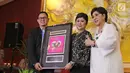 Penyanyi Titiek Puspa menerima penghargaan penjualan physical dan digital melampui nominal Rp2 Milyar di album "Duta Cinta & Titiek Puspa" dari produser musica Indrawati Widjaja di ultahnya yang ke 80, Jakarta, Rabu (1/11). (Liputan6.com/Herman Zakharia)