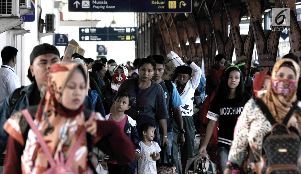 Penumpang kereta api Sawunggalih Utama tiba Stasiun Pasar Senen, Jakarta, Minggu (6/1/2019). Memasuki akhir libur sekolah, jumlah penumpang kereta pada puncak arus balik yang diperkirakan jatuh hari ini mencapai 21.074 orang (Merdeka.com/Iqbal S. Nugroho)