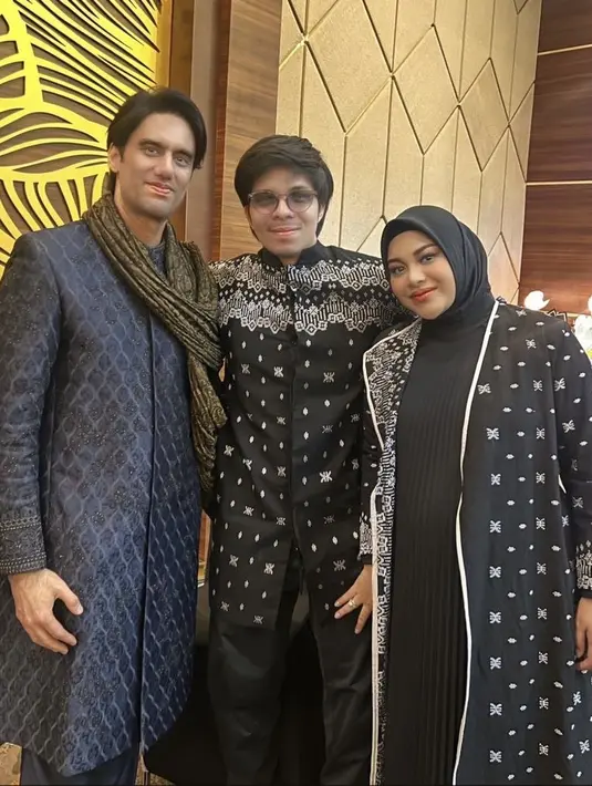 Atta dan Aurel Hermansyah kompak mengenakan pakaian hitam ala bollywood, dengan aksen warna putih pada pakaiannya. [@farahcarpetsofficial]