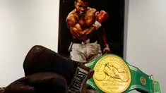 Sarung tinju dan sabuk juara WBC Muhammad Ali yang akan dilelang di Heritage Auctions, Manhattan, New York, AS, (19/8). Sabuk juara WBC direbut Muhammad Ali dari George Foreman di laga bertajuk "Rumble in The Jungle", pada 1974. (REUTERS/Eduardo Munoz)