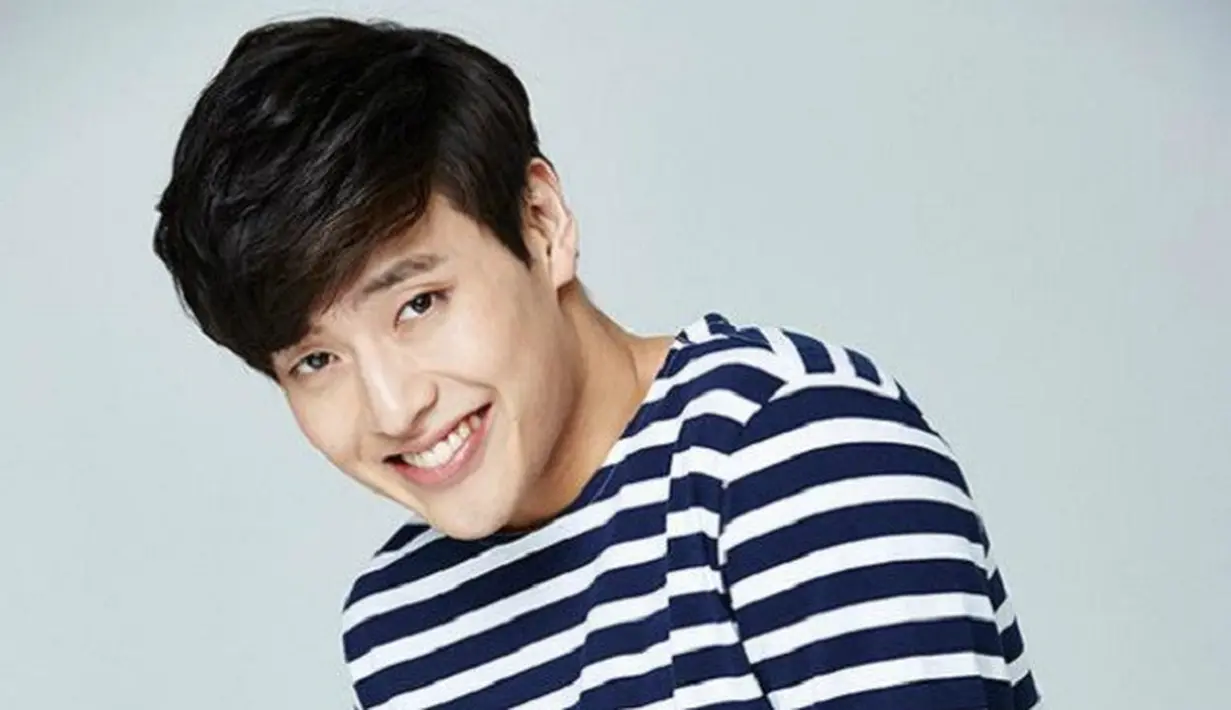 Kang Ha Neul masuk wamil pada 11 September 2017. Ia bertugas sebagai polisi militer di Departemen Komando Pertahanan Republik Korea Selatan. Masa wajib militernya berakhir pada 6 Juni 2019. (Foto: soompi.com)