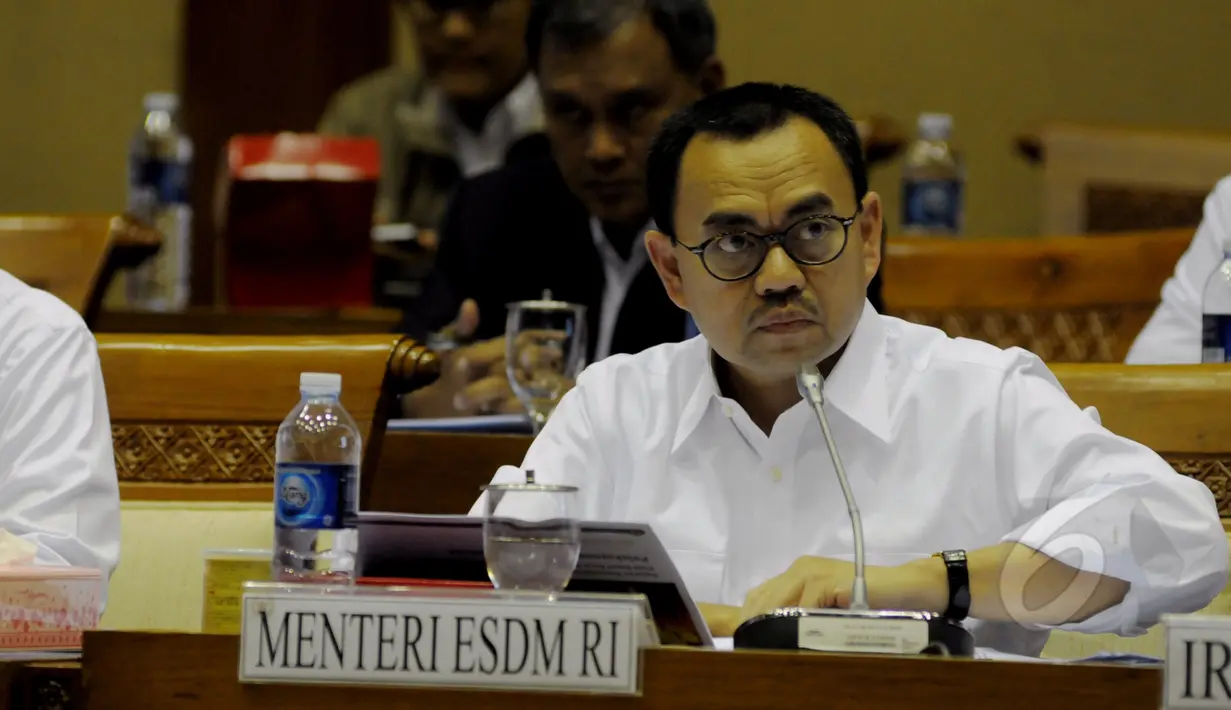 Menteri ESDM Sudirman Said mengikuti rapat kerja dengan Komisi VII DPR RI di Komplek Parlemen, Jakarta, Rabu (8/4/2015). Rapat tersebut diantaranya membahas kenaikan harga BBM, listrik, gas, dan pengelolaan blok Mahakam. (Liputan6.com/Andrian M Tunay)