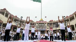 Hari Yoga Internasional diperingati sebagai bagian dari gaya hidup sehat seimbang antara mental dan spiritual. (Narinder NANU/AFP)
