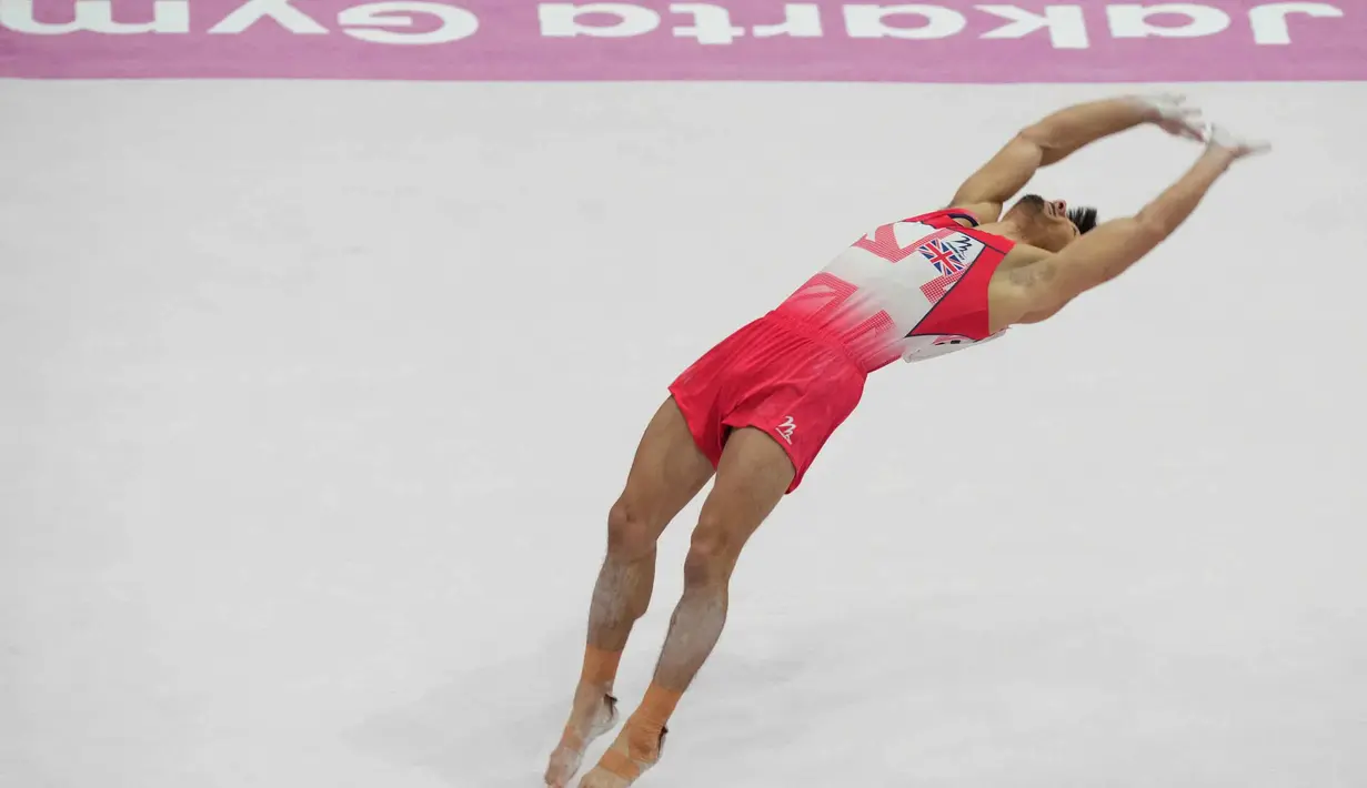 Sejumlah bintang besar yang pernah berjaya di Olimpiade dan kejuaraan dunia tampil memukau di hadapan penonton. Tampak dalam foto, Jake Jarman dari Britania Raya berkompetisi di lantai selama Kejuaraan Dunia Senam Artistik ke-53 di Jakarta, Minggu 19 Oktober 2025(AP Photo/Achmad Ibrahim)