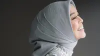 Warna abu-abu untuk kebaya berpayet serasi dengan hijab seperti Lesti Kejora ini pun bisa jadi referensi pakaian tunanganmu. Tinggal padukan dengan kain untuk bawahan. @lestykejora