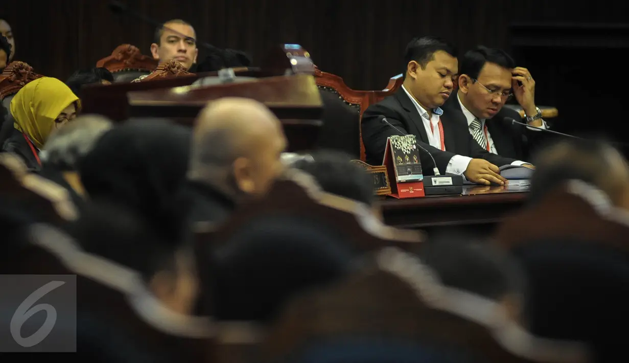  Gubernur DKI Jakarta Basuki Tjahaja Purnama atau Ahok (kanan) mengikuti lanjutan sidang gugatan UU Pilkada di Mahkamah Konstitusi, Jakarta, Kamis (6/10). Sidang tersebut mendengarkan pendapat dari ahli pemerintah. (Liputan6.com/Faizal Fanani)