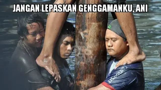 10 Potret Ekspresi Orang Ikut Lomba Panjat Pinang Ini Bikin Ngakak