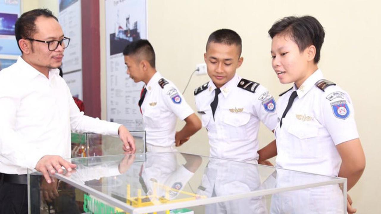 Dalam kunker kali ini, Menteri Hanif mengunjungi 4 SMK binaan Djarum Foundation yang berada di daerah Kudus yaitu SMK Wisudha Karya, SMKN 1, SMK NU Banat dan Raden Umar Said