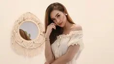 Salah satu outfit yang sering dipakai Anya Geraldine di berbagai kesempatan yakni outfit off shoulder. Penampilannya semakin elegan saat memakai off shoulder bergaya vintage putih ini. (Liputan6.com/IG/@anyageraldine)